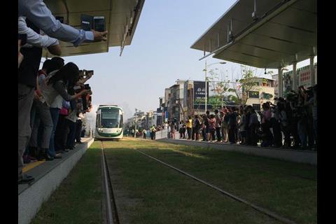 tn_tw-kaohsiung_tram_opening_crowd.jpg